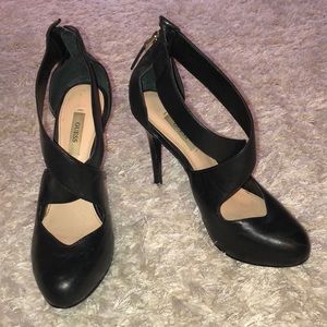 GUESS leather black high heel pumps